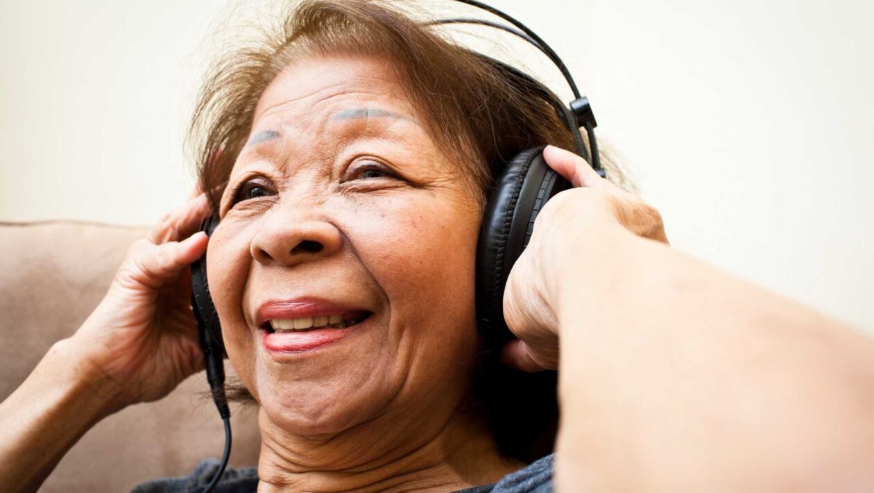 Ouvir música após os 70 pode proteger a memória e reduzir a demência. (Imagem: Getty Images/ Canva Pro)