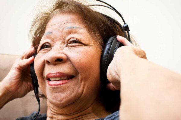 Ouvir música após os 70 pode proteger a memória e reduzir a demência. (Imagem: Getty Images/ Canva Pro)
