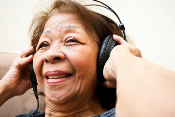 Ouvir música após os 70 pode proteger a memória e reduzir a demência. (Imagem: Getty Images/ Canva Pro)
