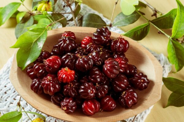 Pitanga é rica em compostos que equilibram o organismo. (Foto: Getty Images via Canva)