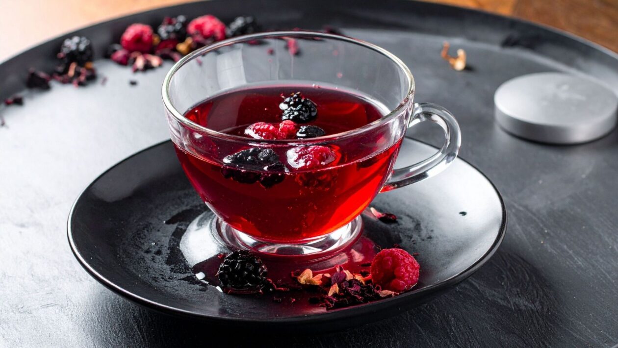 Chá de amora-preta fortalece imunidade e ossos. (Foto: TrueCreatives via Canva)