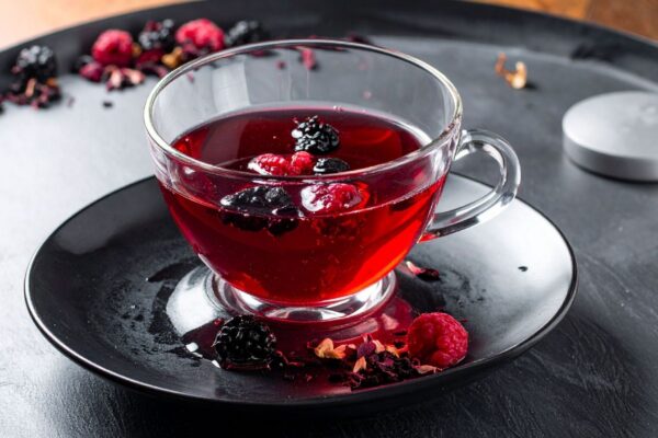 Chá de amora-preta fortalece imunidade e ossos. (Foto: TrueCreatives via Canva)