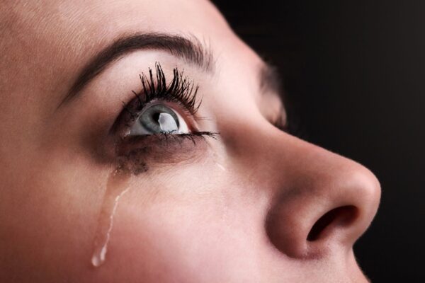 Chorar ajuda a aliviar o estresse e equilibrar emoções. (Foto: Getty Images via Canva)