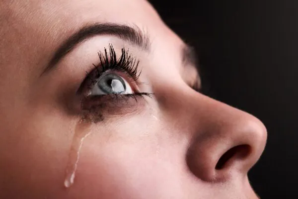 Chorar ajuda a aliviar o estresse e equilibrar emoções. (Foto: Getty Images via Canva)