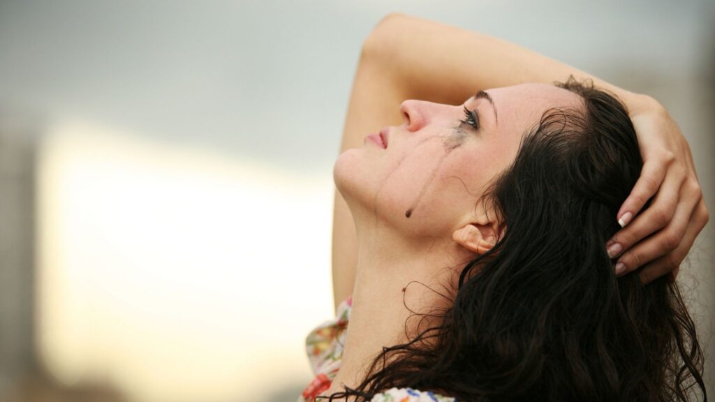 Reprimir o choro pode prejudicar o bem-estar emocional. (Foto: Getty Images via Canva)