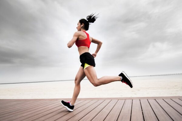 Mulheres têm maior ganho cardíaco com menos treino semanal. (Foto: Getty Images via Canva)