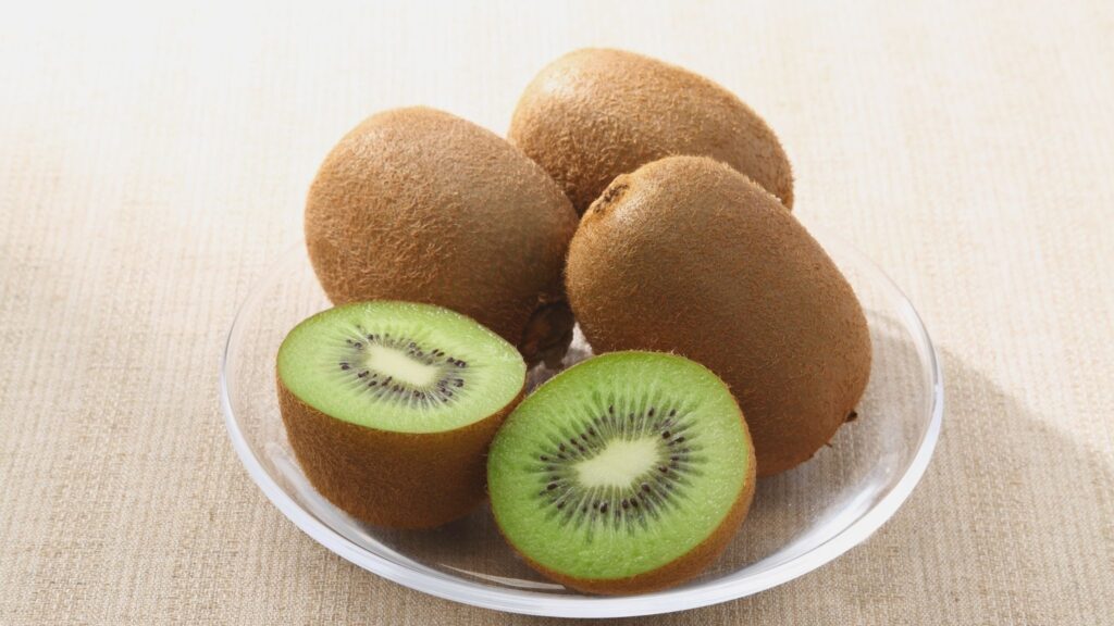 Estudo mostra que kiwi ajuda a adormecer mais rápido. (Foto: Aflo Images via Canva)