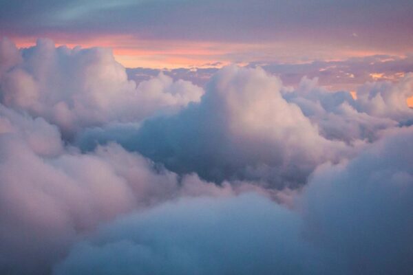 Nuvens de exoplanetas podem revelar vida por meio de micróbios coloridos (Imagem: Pexels/ Canva Pro)