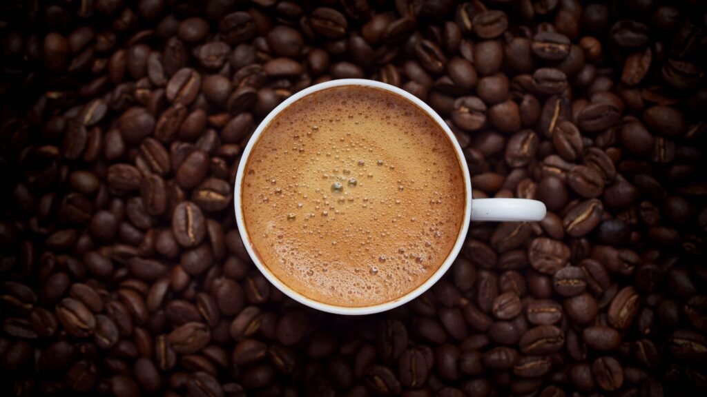 Tecnologia usa resíduo de café para criar concreto mais resistente e sustentável (Imagem: Getty Images/ Canva Pro)
