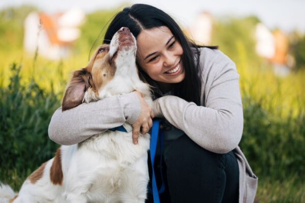 Cães reconhecem tristeza e alegria em tutores, diz estudo. (Foto: Getty Images via Canva)