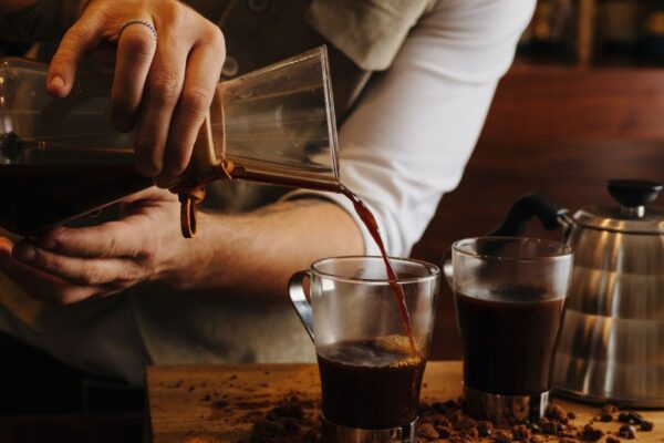 Café pode reduzir episódios de fibrilação atrial. (Foto: Getty Images via Canva)