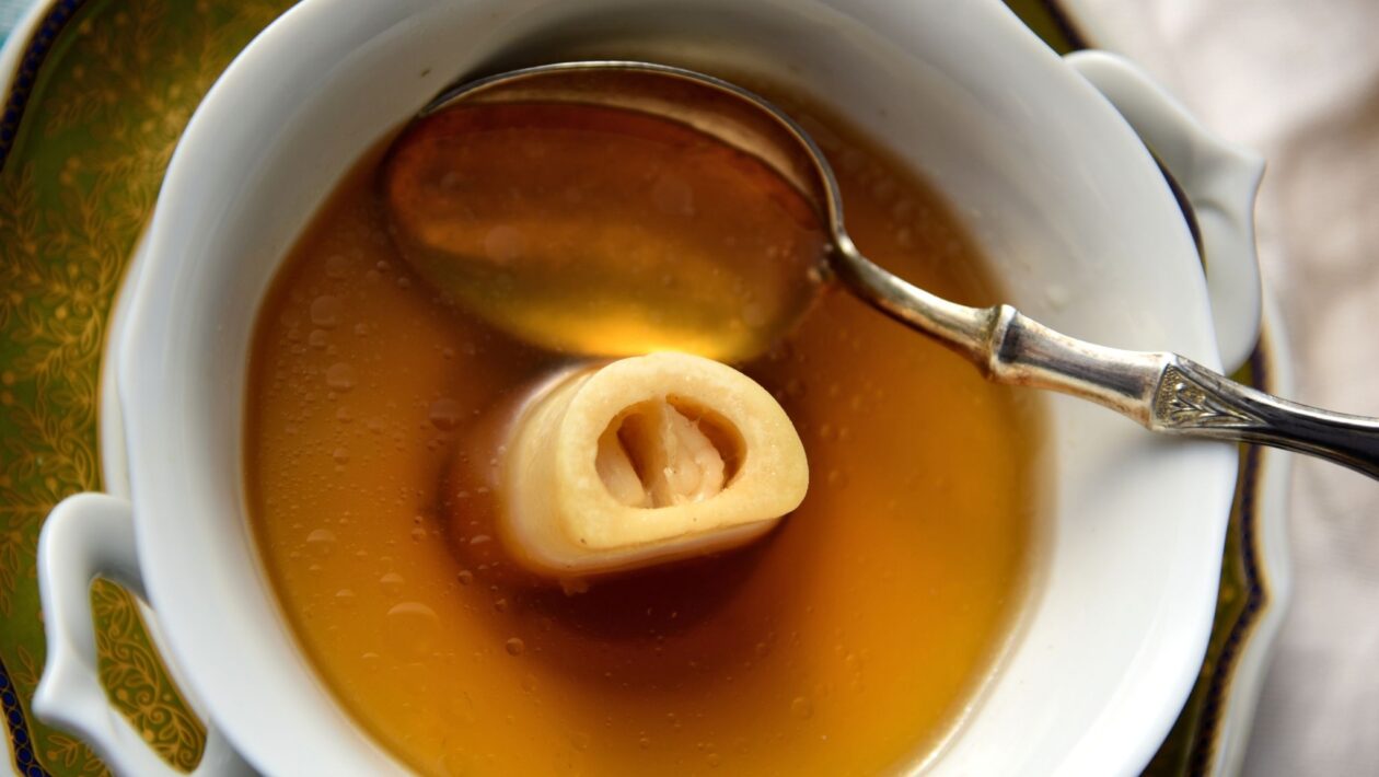 Caldo de ossos fortalece unhas e melhora a firmeza da pele. (Foto: Getty Images via Canva)