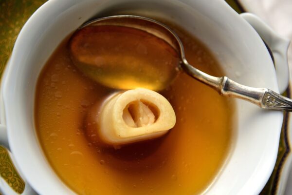 Caldo de ossos fortalece unhas e melhora a firmeza da pele. (Foto: Getty Images via Canva)