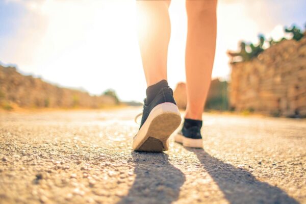 Caminhar 30 a 50 min por dia ajuda a perder gordura. (Foto: Pexels via Canva)