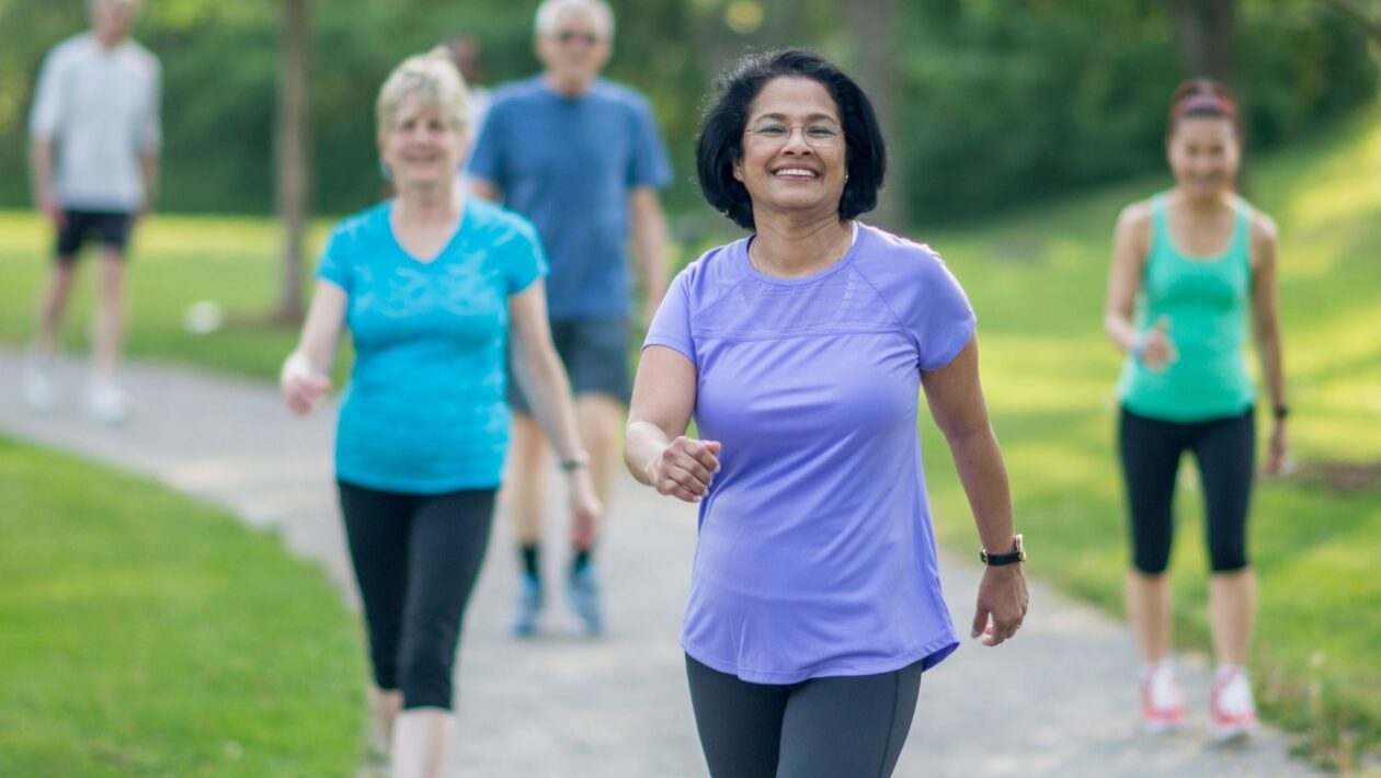 Atividade física leve ajuda a retardar o Alzheimer. (Foto: Getty Images via Canva)