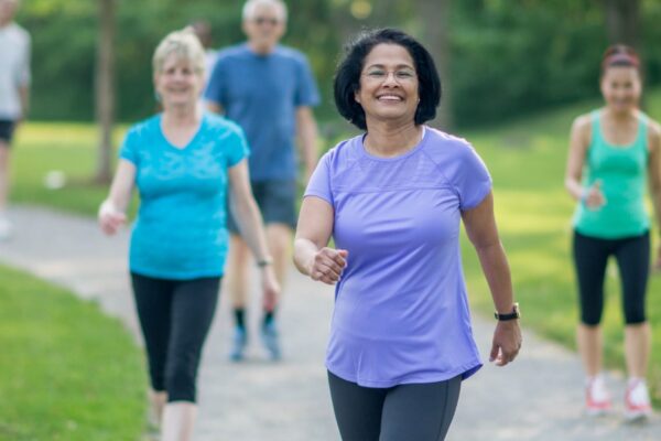 Atividade física leve ajuda a retardar o Alzheimer. (Foto: Getty Images via Canva)