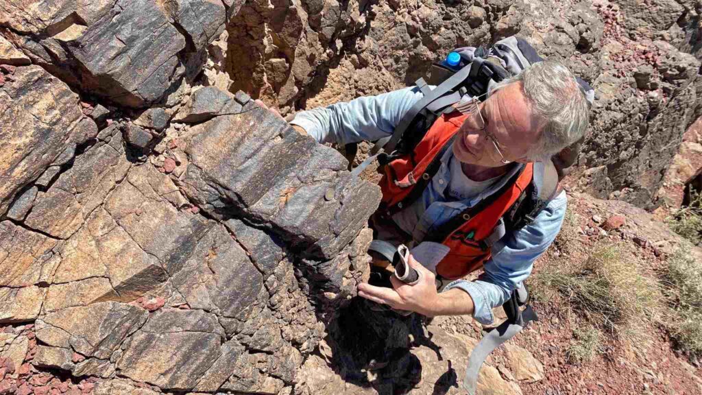 Professor David Evans durante trabalho de campo no Marrocos (Imagem: Universidade de Yale/ Divulgação)