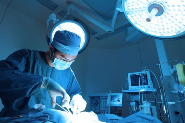 Inovação brasileira promete revolucionar cirurgias. (Foto: Getty Images via Canva)