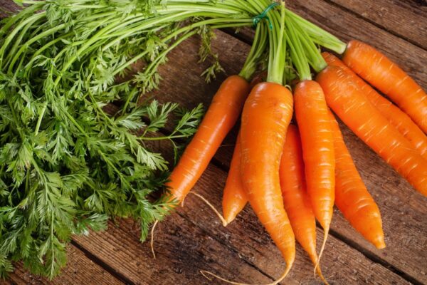 Betacaroteno da cenoura protege as células do fígado. (Foto: Narong27 via Canva)
