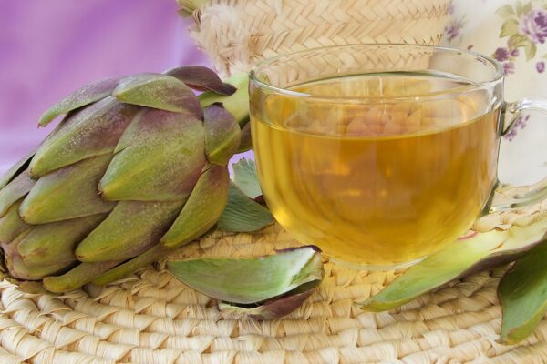 Alcachofra em chá ajuda a desintoxicar o fígado. (Foto: Getty Images via Canva)