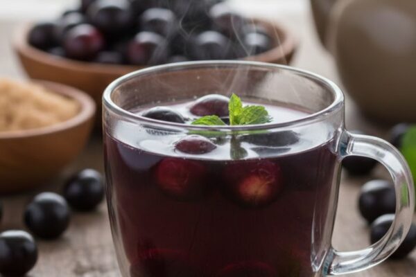 Chá antioxidante ajuda a equilibrar o açúcar no sangue. (Foto: Gerada por IA via Gemini)