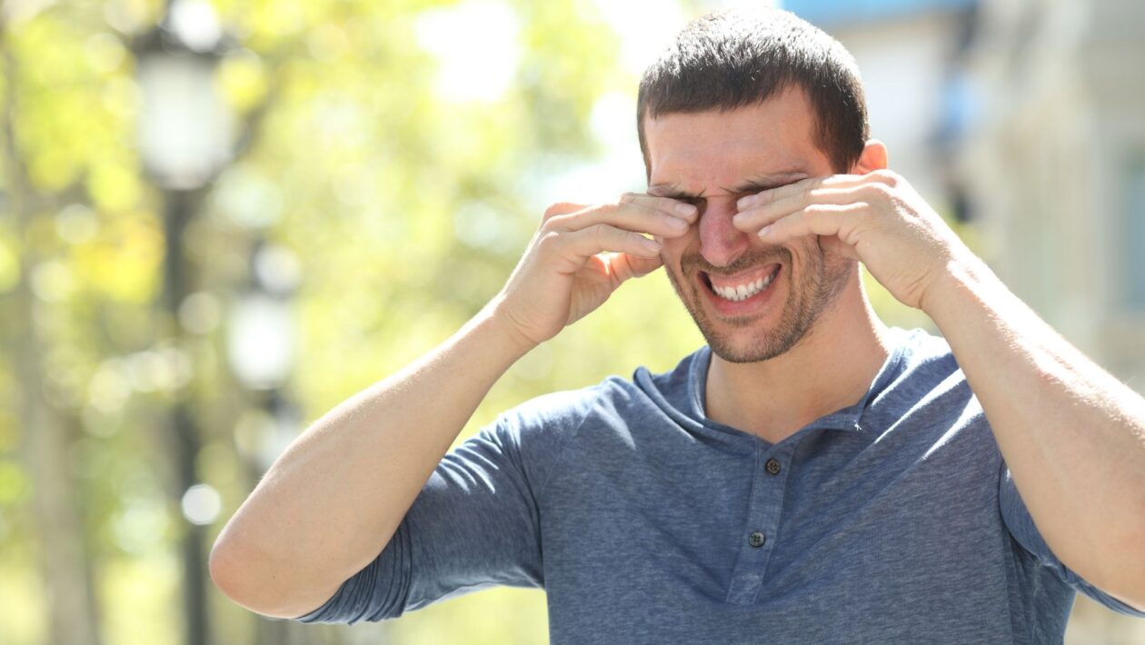 Coçar os olhos pode causar microlesões na córnea. (Foto: Getty Images via Canva)