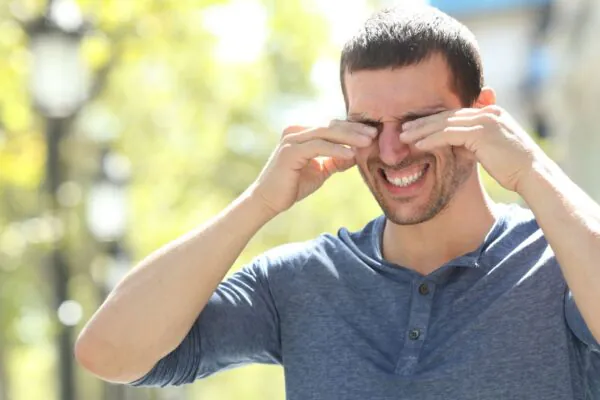 Coçar os olhos pode causar microlesões na córnea. (Foto: Getty Images via Canva)