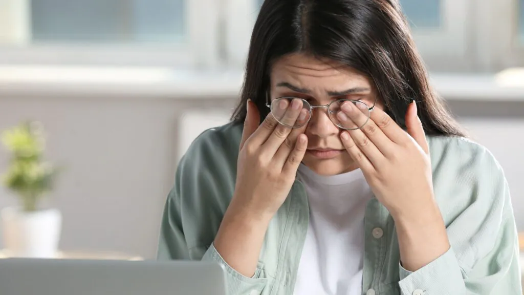 Olhos irritados aumentam risco de ceratocone e infecções. (Foto: Africa Images via Canva)