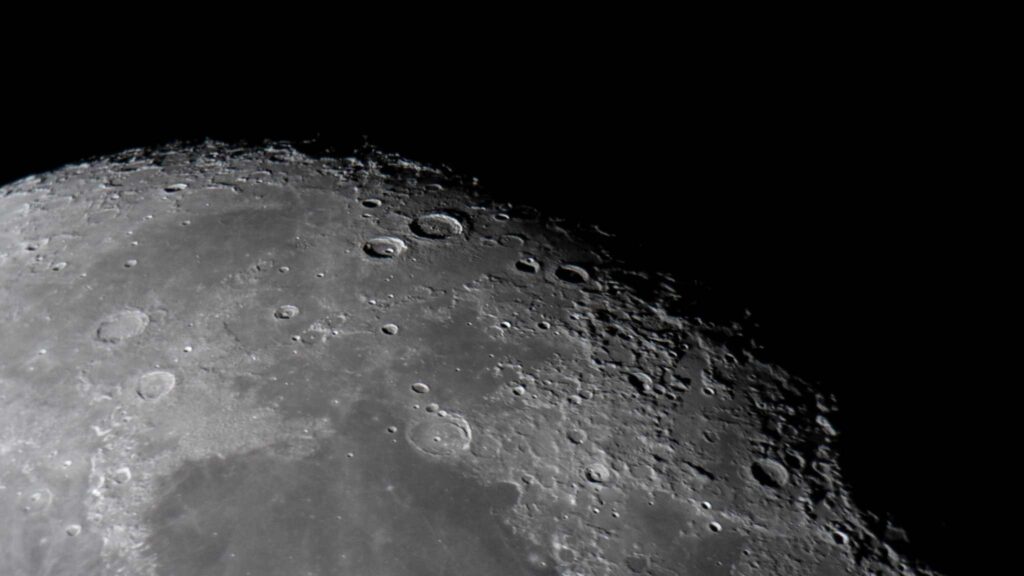 Regolito do lado oculto surpreende por textura e comportamento únicos (Imagem: Getty Images/ Canva Pro)