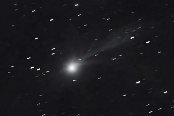 Cometa 3I/ATLAS exibe cauda múltipla e intriga astrônomos (Imagem: Michael Jäger & Gerald Rhemann/Observatório Aéreo de Martinsberg via Spaceweather)