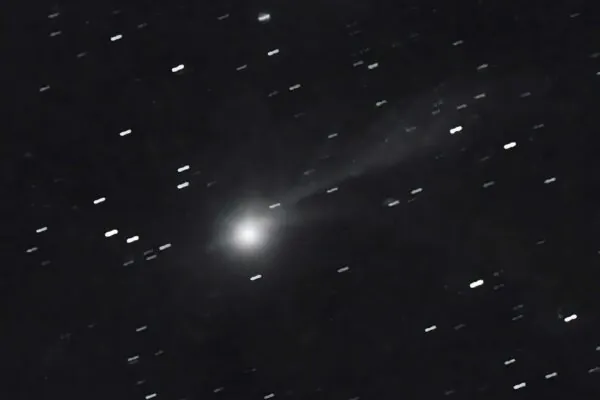 Cometa 3I/ATLAS exibe cauda múltipla e intriga astrônomos (Imagem: Michael Jäger & Gerald Rhemann/Observatório Aéreo de Martinsberg via Spaceweather)
