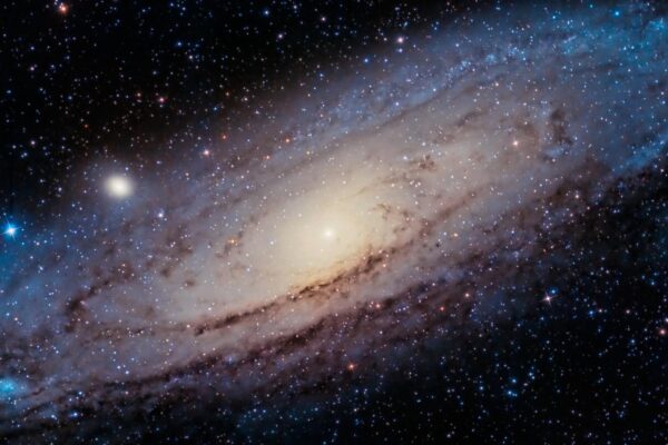 Estudo revela que matéria escura segue a gravidade como a comum (Imagem: Canva Pro)