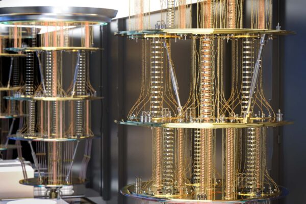 Nobel John Martinis lidera aliança para criar supercomputador quântico. (Imagem: PhonlamaiPhoto's Images/ Canva Pro)