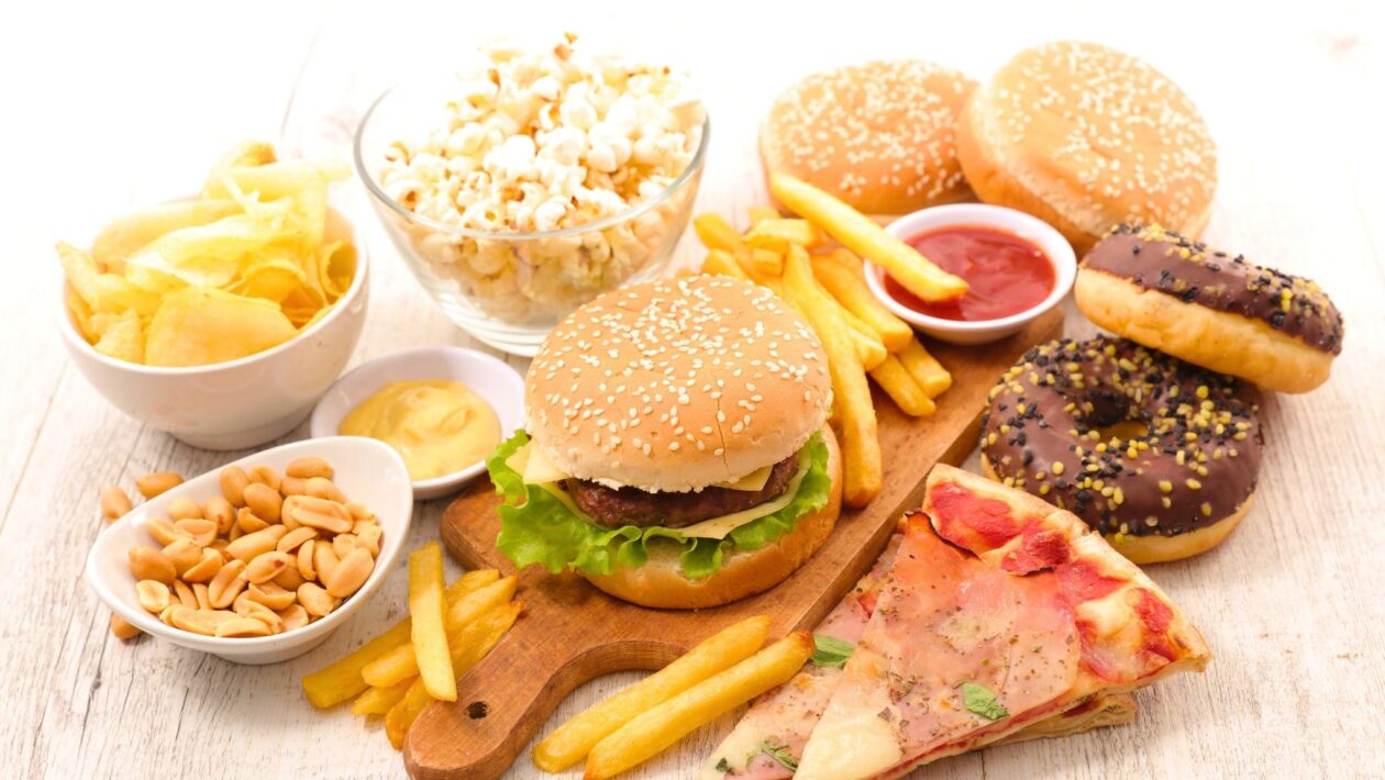 Ultraprocessados já representam quase 25% da dieta brasileira. (Foto: Getty Images via Canva)