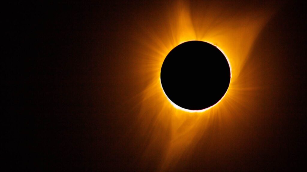 Ondas magnéticas revelam segredo do intenso calor da coroa solar (Imagem: Getty Images/ Canva Pro)