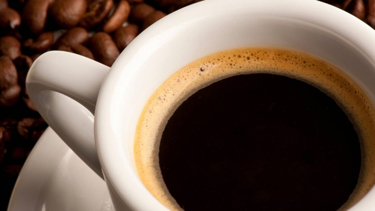 Crise climática ameaça produção de café, chocolate e vinhos globais (Imagem: Getty Images/ Canva Pro)