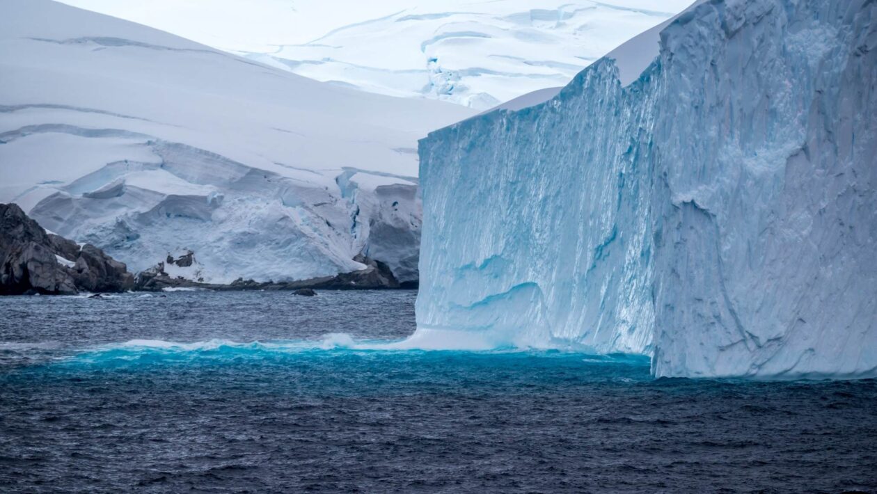 Derretimento da Antártida pode acelerar elevação global do nível do mar (Imagem: Getty Images/ Canva Pro)