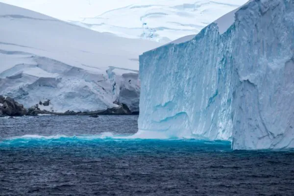 Derretimento da Antártida pode acelerar elevação global do nível do mar (Imagem: Getty Images/ Canva Pro)
