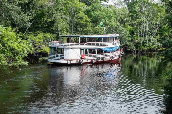 Amazônia avança com transporte sustentável e integração regional. (Imagem: Getty Images/ Canva Pro)