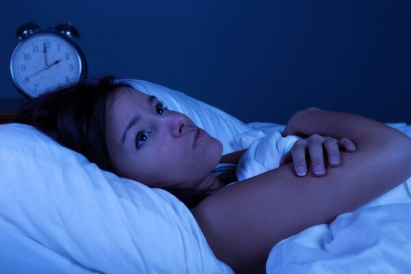 Luz artificial alterou nosso ritmo natural de descanso. (Foto: Getty Images via Canva)