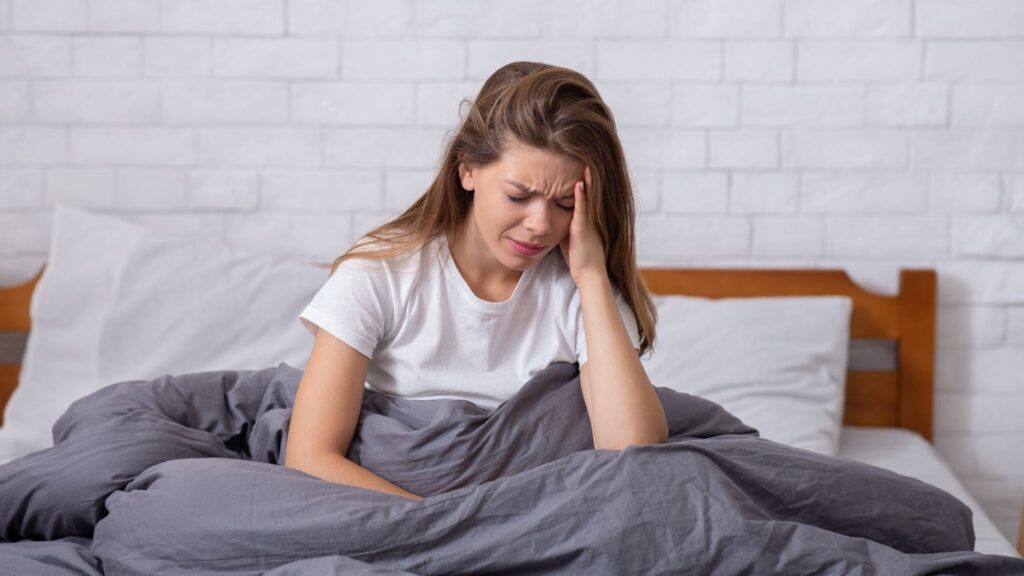 Despertares noturnos podem ser normais e saudáveis. (Foto: Prostock-studio via Canva)