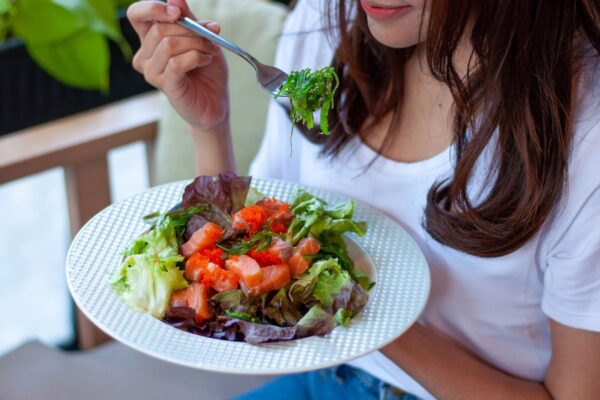 Alimentos certos ajudam a diminuir inchaço e acelerar metabolismo. (Foto: Shisuka via Canva)