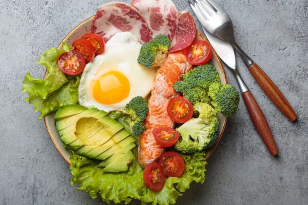 Dieta cetogênica reduz carboidratos e aumenta cetose. (Foto: Olenayeromenkophotos via Canva)