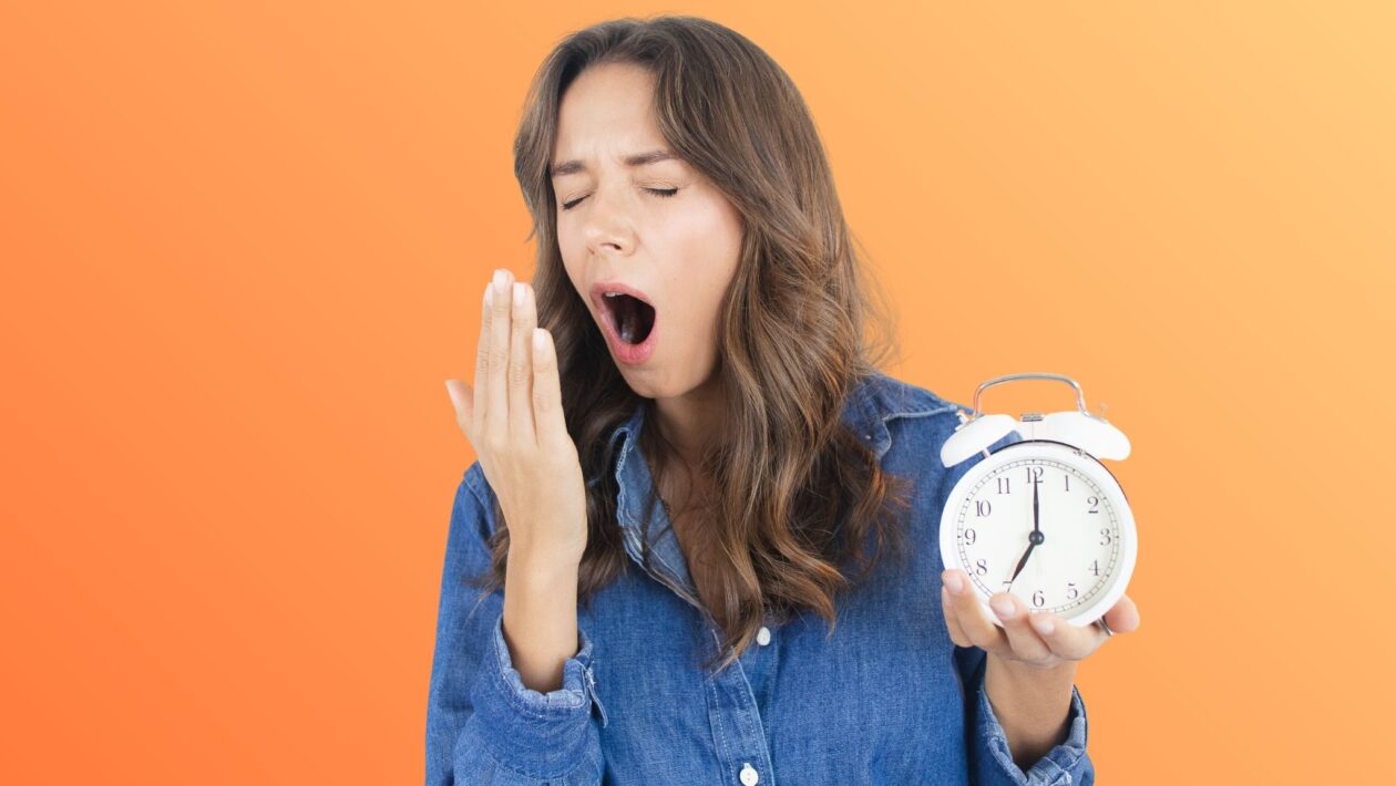 Dormir pouco impede o cérebro de eliminar toxinas. (Foto: Lais Schulz via Canva)