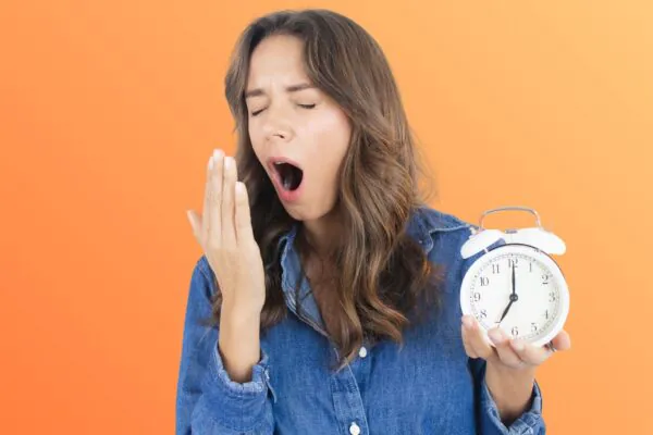 Dormir pouco impede o cérebro de eliminar toxinas. (Foto: Lais Schulz via Canva)