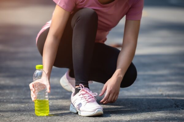 Eletrólitos ajudam na contração muscular e equilíbrio hídrico. (Foto: Snowdrop's Images via Canva)