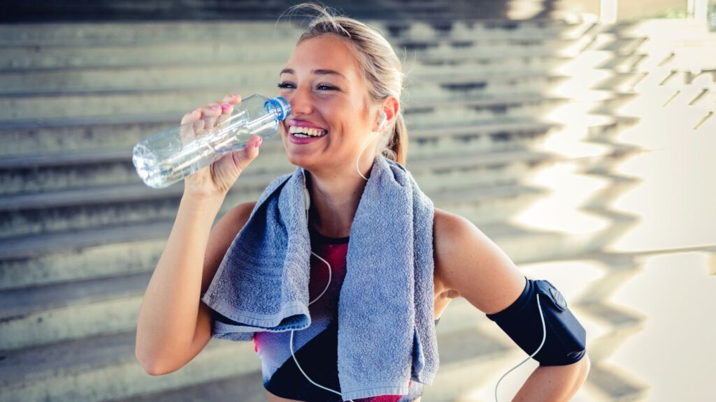 Sódio e potássio prevenem cãibras em exercícios prolongados. (Foto: Getty Images via Canva)
