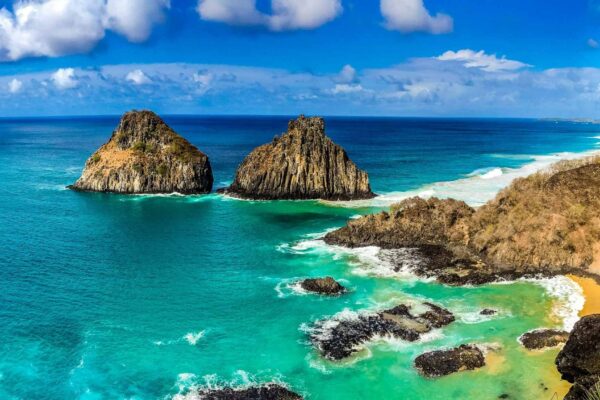 Noronha se torna símbolo da transição energética no Brasil. (Imagem: Getty Images/ Canva Pro)