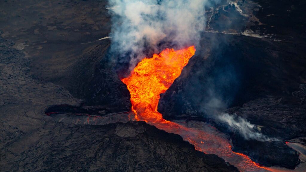 Fontes de lava do Kilauea criam espetáculo impressionante no Havaí. (Imagem: Getty Images/ Canva Pro)

