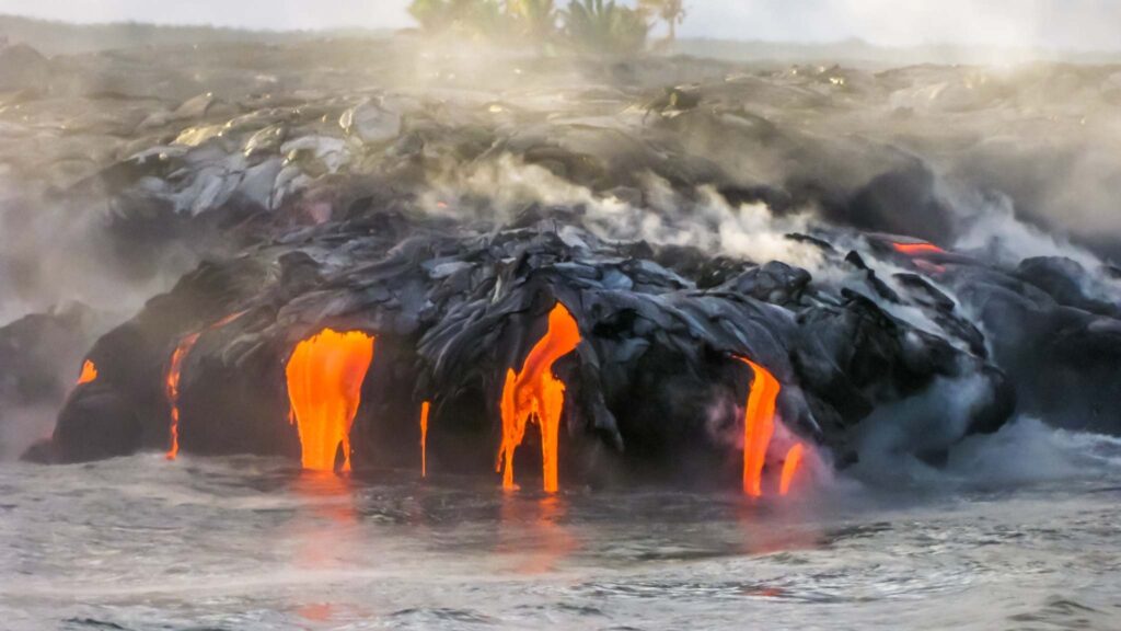 Erupção intermitente do Kilauea fascina cientistas e visitantes. (Imagem: Getty Images/ Canva Pro)
